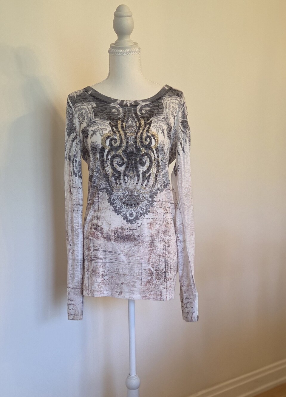 Buckle's Daytrip Long Sleeve Scoop Neck Medallion Print Top - White, Gray, Tan